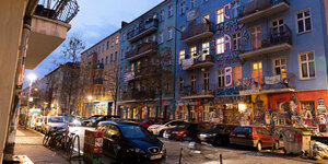 Fahnen und Transparente hängen von den Balkonen des blauen Hauses in der Rigaer Strasse 94.