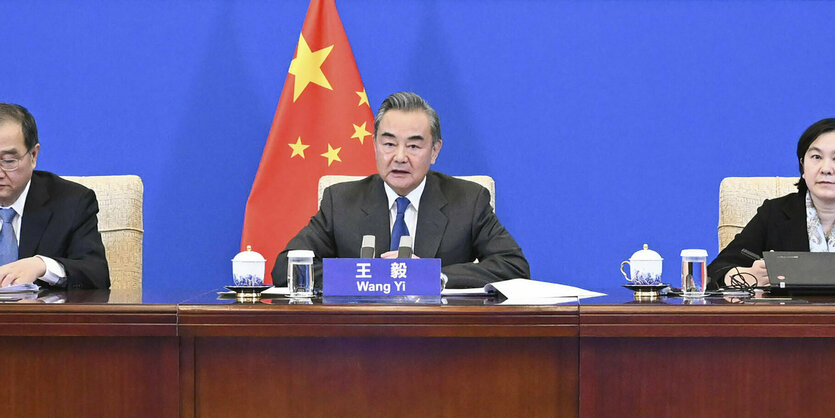 Außenminister Wang Yi auf einem Podium.