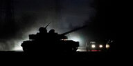 Ein Panzer in der Nacht.