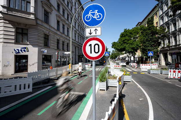 Radweg und Tempo-10-Schild an der Bergmannstraße