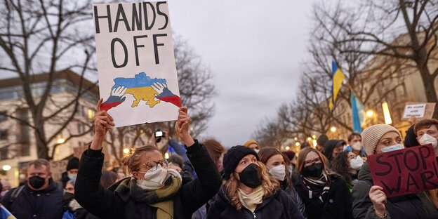 Demonstrierende vor der russischen Botschaft
