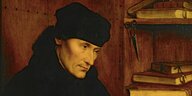 Ein Gemälde vom Gelehrten Erasmus von Rotterdam, er trägt eine schwarze Haube vor einem Bücherregal