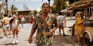 Henning Baum spielt in der neuen RTL+ Serie die Hauptrolle. Auzf dem Bild zusehen im Hawaiihemd und mit Platzwunde am Auge