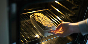 Brot wird in den Ofen geschoben