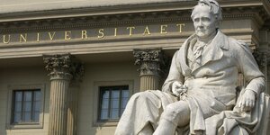 Die Statue von Alexander von Humboldt vor der Humboldt-Universität in Berlin