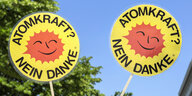 Atomkraft-Nein-Danke-Schilder vor blauem Himmel