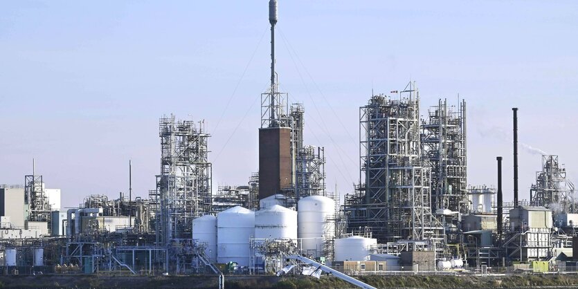 Die Fabrik Chemours in Dordrecht vom Wasser aus gesehen