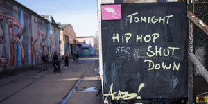 Ein Schild auf dem RAW Gelände mit der Aufschrift: "Tonight Hip Hop Shut Down"