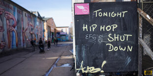 Ein Schild auf dem RAW Gelände mit der Aufschrift: "Tonight Hip Hop Shut Down"