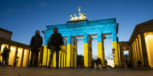Das Brandenburger Tor in den Farben der Ukraine