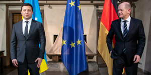 Kanzler Scholz und Ukraines Präsident Selensky stehen nebeneinander.