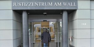 Ein Mann geht in das Justizzentrum am Wall in Bremen.