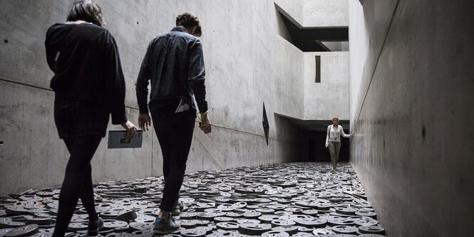 Eine Installation, die den Holocaust thematisiert im Jüdischen Museum in Berlin