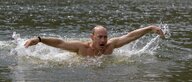 Russland Präsident Putin beim Schwimmen.