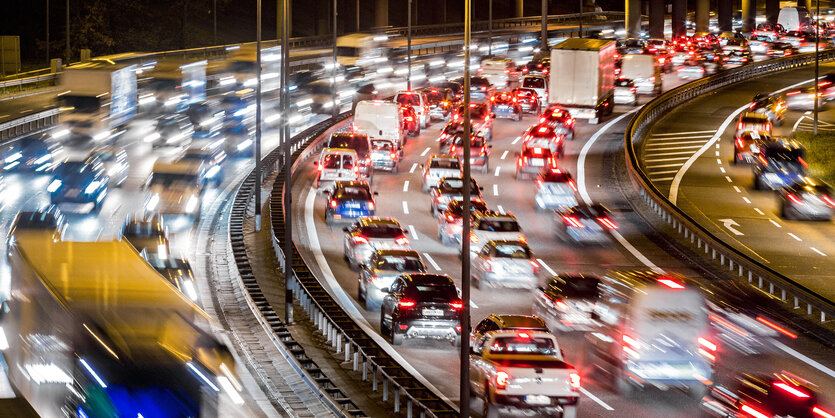 Autos stehen im Stau