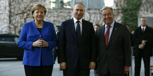 Angela Merkel steht neben Wladimir Putin und Antnio Guterres