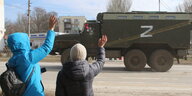 Russische Armeewagen fahren Richtung Ukraine