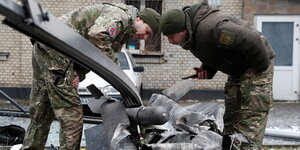 Polizisten inspizieren Überreste einer Rakete