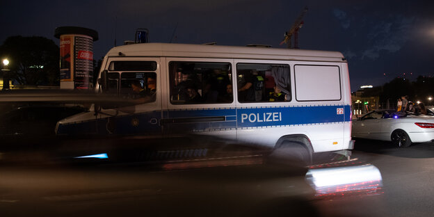 Berliner Polizeiwagen in der Nacht