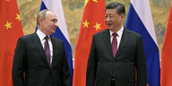 Präsident Putin und Chinas Präsident Xi vor den Flaggen beider Staaten.