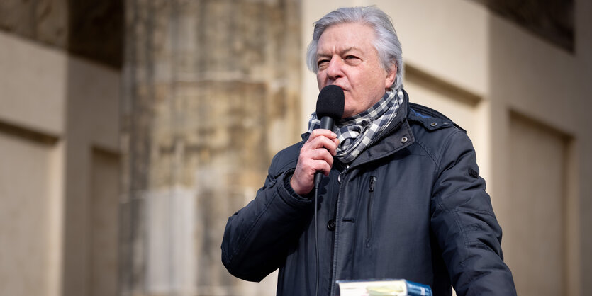 Compact-Chefredakteur Jürgen Elsässer auf einer Corona-Protestkundgebung em Brandenburger Tor in Berlin