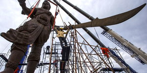 Die Statue von König Ram Khamhaeng wird abgebaut