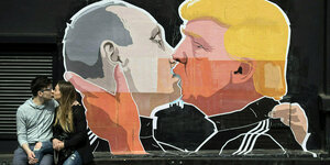 Wandbild auf dem sich Putin und Trump küssen