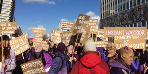 Menschen auf einer Demonstration mit Schildern in der Hand: "Kien Gott, Kein Staat, Kein "