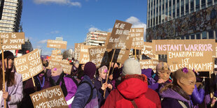 Menschen auf einer Demonstration mit Schildern in der Hand: 