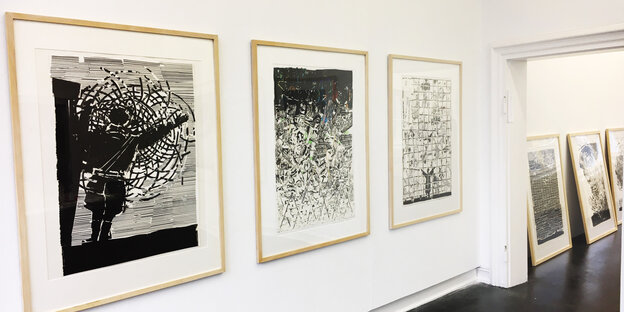 Schwarz-weiß Holzschnitte von Siegfried Neuenhausen hängen an den Wänden des Kunstvereins Wolfenbüttel