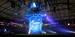 Überdimensionales Schalke-Trikot das vom Stadiondach bis zum Boden gespannt ist