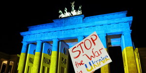 Das Brandenburger tor wird in den Farben der Ukraine angestrahlt