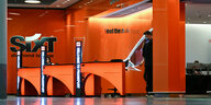 In der Farbe orange ist der Sixt Mietwagenschalter im Terminal 1 des Frankfurter Flughafens gehalten