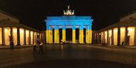 Projektion der Farben der Ukraine Blau Gelb auf das Brandenburger Tor