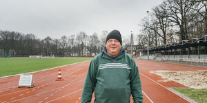 Sportplatzwart Detlev Meyer auf der Tartanbahn seines Sportplatzes