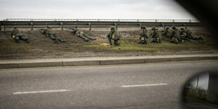 Ukrainische Soldaten postieren sich entlang einer Strasse