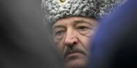 Das Gesicht des belarussischen Präsidenten Lukaschenko, er trägt eine militärische Pelzmütze.