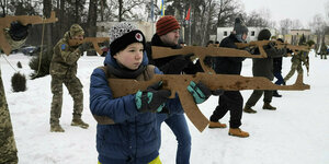 Ukrainische Freiwillige trainieren mit Holzgewehren