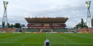 Leerer Rasen im Jahnstadion