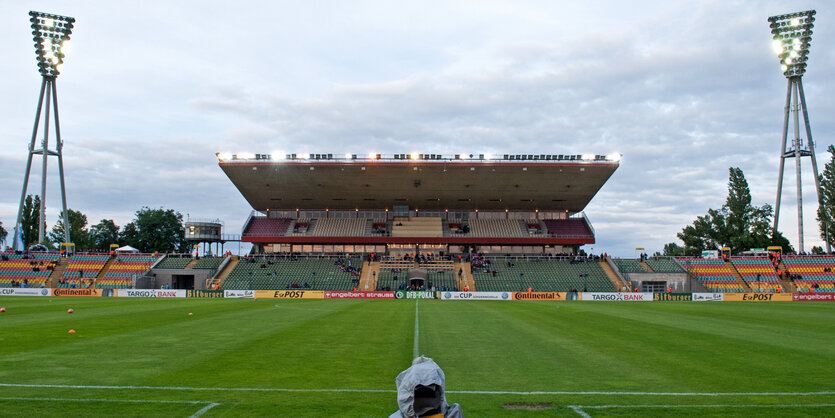 Leerer Rasen im Jahnstadion