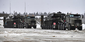 Militärlastwagen transportieren Panzer
