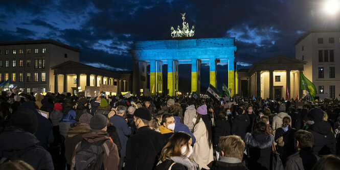 Das Brandenburger Tor in Blau-Gelb