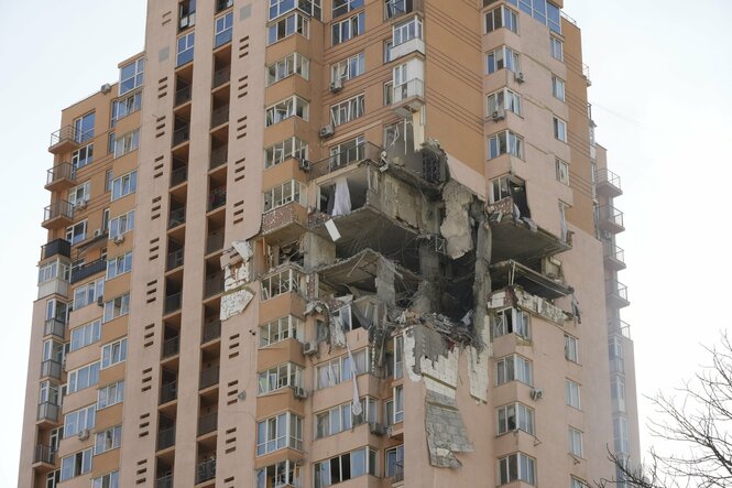 Ein nach einem Raketenangriff auf die Stadt Kiew beschädigtes Wohnhaus