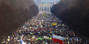 Bei einer Demonstration gegen den militärischen Einsatz Russlands in der Ukrain, hält eine Frau auf dem Wilhelmsplatz ein Schild mit einem Herz in den Farben der Ukraine in ihrer Hand.