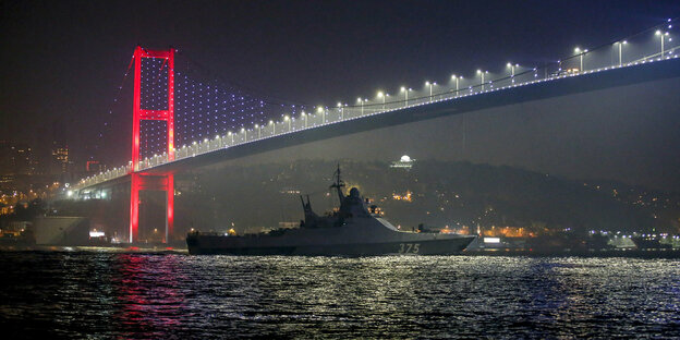 Das Patrouillenschiff Dmitri Rogatschew der russischen Schwarzmeerflotte durch quert den Bosporus auf dem Weg zur russischen Flotte im Schwarzen Meer. F