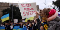 Russlands Swift-Rauswurf wird von dieser ukrainischen Demonstrantin auch in Barcelona in Spanien gefordert