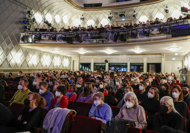 Das Publikum der Lesung "Sprachlos die Sprache verteidigen" im Berliner Gorki Theater