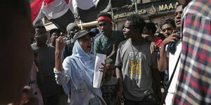 Menschen im Sudan protestieren
