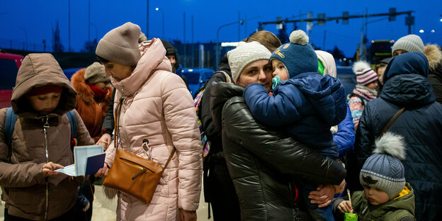 Ukrainische Flüchtlinge an der slowakischen Grenze.