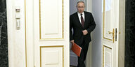 Wladimit Putin betritt einen Raum, in der Hand hält er eine Aktenmappe